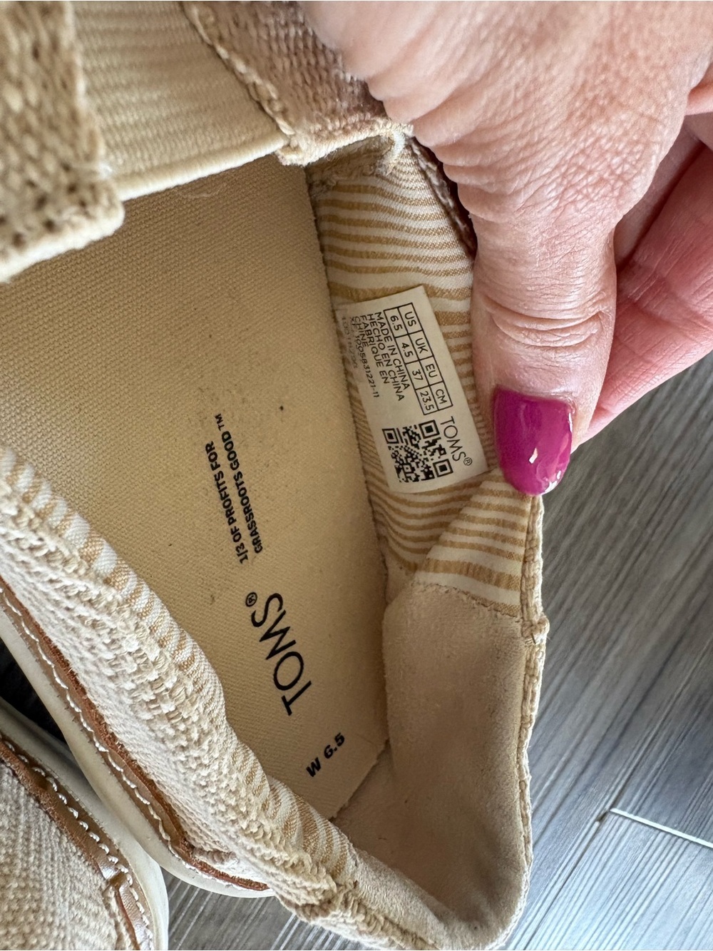 Women’s Toms Slip Ons 6.5 - Picture 4 of 6